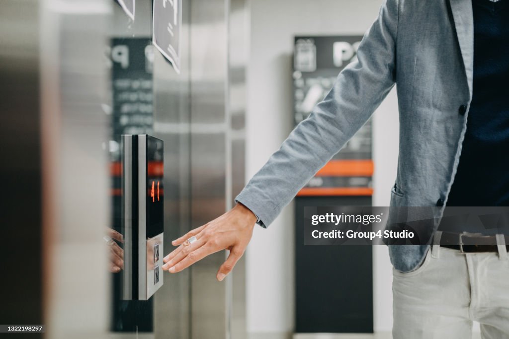 Frau wartet auf Aufzug