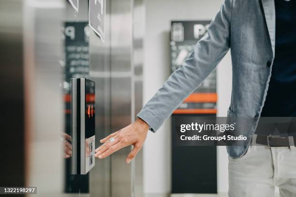 woman waiting for elevator - elevador stock pictures, royalty-free photos & images