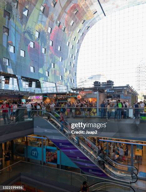 winkelenden in de markthal in het centrum van rotterdam - markthal stockfoto's en -beelden