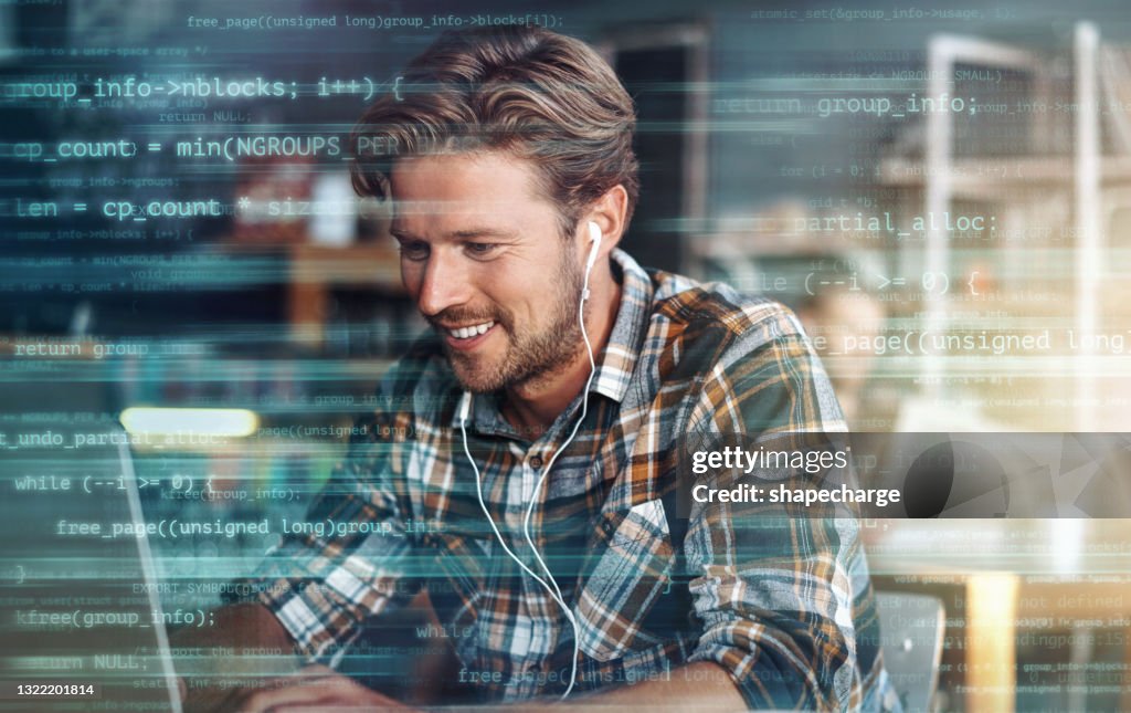 Digital verbesserte Aufnahme eines hübschen Geschäftsmannes mit einem Laptop über mehrere Zeilen Computercode überlagert