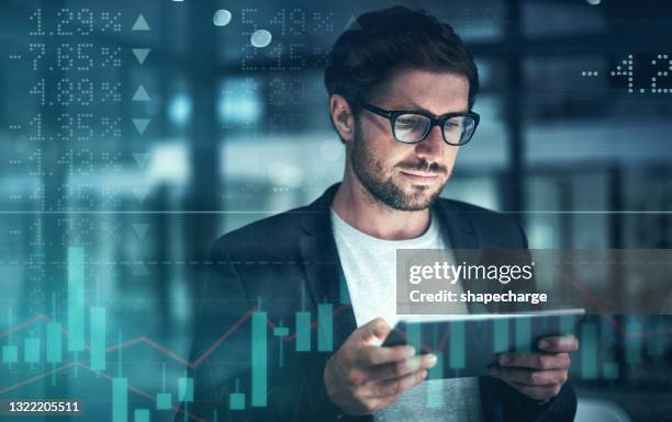 foto mejorada digitalmente de un guapo hombre de negocios usando una tableta superpuesta sobre un gráfico que muestra los altibajos del mercado de valores - oficio financiero fotografías e imágenes de stock