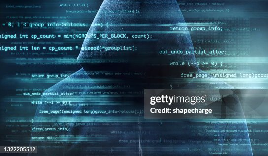 パーカーで認識できない男の上に重ね合わされたコンピュータコードのデジタル強化ショット パーカーで認識できない男の上に重ね合わされたコンピュータコードのデジタル強化ショット