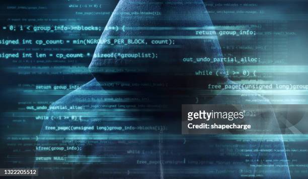 電腦代碼的數位增強拍攝疊加在一個無法辨認的人在連帽衫 - cyber crime 個照片及圖片檔