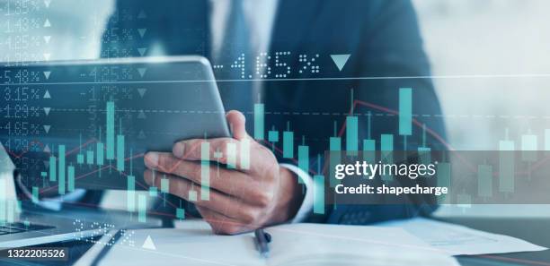 foto mejorada digitalmente de un hombre de negocios irreconocible usando una tableta superpuesta sobre un gráfico que muestra los altibajos del mercado de valores - oficio financiero fotografías e imágenes de stock