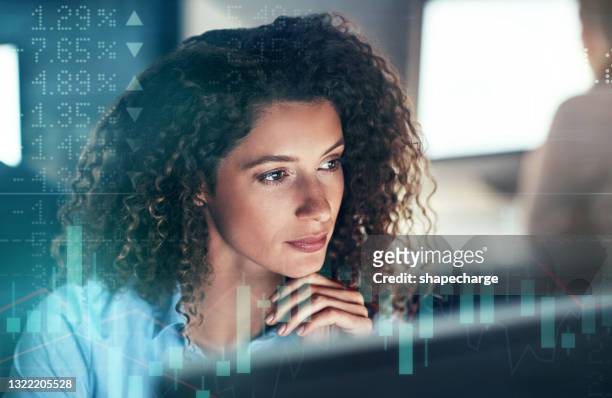 digital verbesserte aufnahme einer attraktiven geschäftsfrau, die im büro arbeitet, überlagert über einem diagramm, das die auf und ab des aktienmarktes zeigt - man double exposure profit concept stock-fotos und bilder