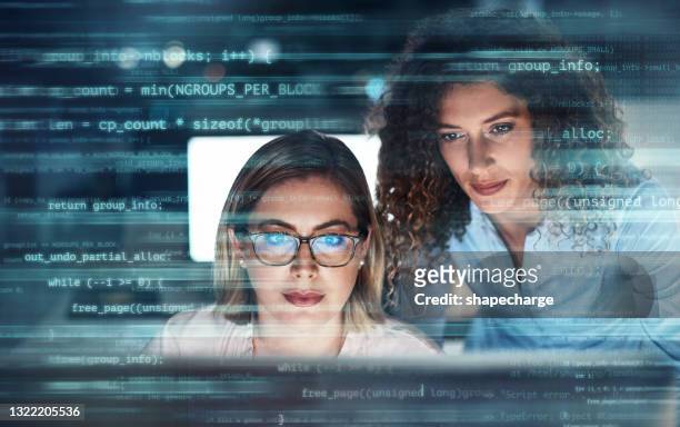 兩位在辦公室工作的有吸引力的女商務女性在電腦代碼多行疊加的數位增強拍攝 - database 個照片及圖片檔