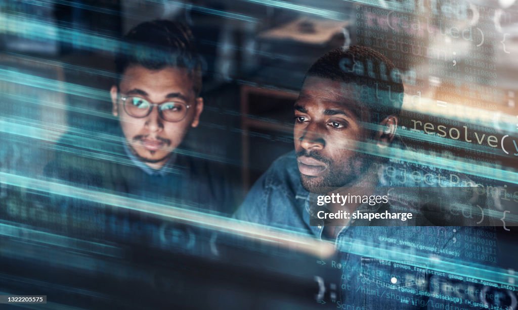 Digital verbesserte Aufnahme von zwei hübschen Geschäftsleuten, die im Büro arbeiten, überlagert über mehrere Zeilen Computercode