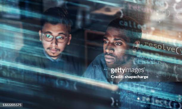 兩位英俊商人在辦公室工作的數位增強鏡頭疊加在多行計算機代碼上 - programmer 個照片及圖片檔