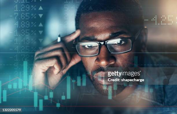 一個在辦公室工作的無法辨認的商人的數位增強鏡頭疊加在一張顯示股市起起落落的圖表上 - 熊市 個照片及圖片檔
