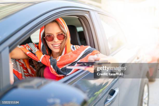 femme montrant son passeport vaccin contre le covid-19 sur son téléphone intelligent - passeport vaccinal photos et images de collection