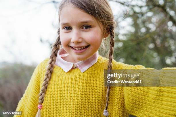 cute girl in sweater smiling - maria chiquinha - fotografias e filmes do acervo