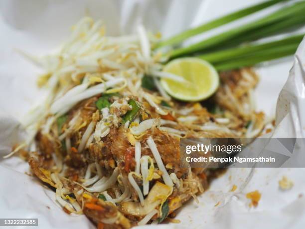 pad thai, thai style fried noodles, stir-fried thai style small rice noodles with shrimp, bean curd, bean sprouts, preserved radish and ground peanuts, delicious yummy - appetizer stockfoto's en -beelden