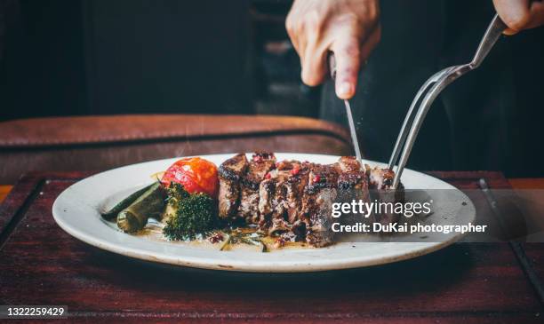 cutting the steak - rumpsteak stock-fotos und bilder