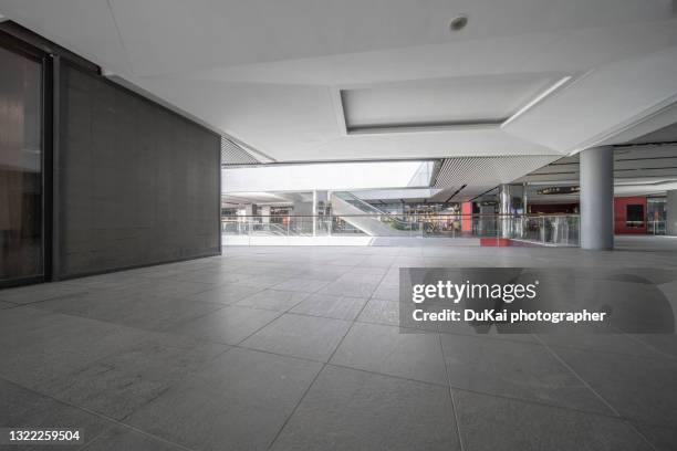 skyscraper  plaza - shopping mall stockfoto's en -beelden