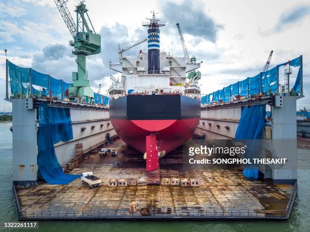 aerial view/a shipyard repairing cargo ships - ship building stockfoto's en -beelden