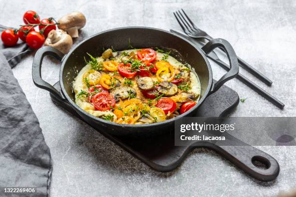 omelette with mushrooms, tomatoes and cress - dieta-de-baixos-carboidratos - fotografias e filmes do acervo
