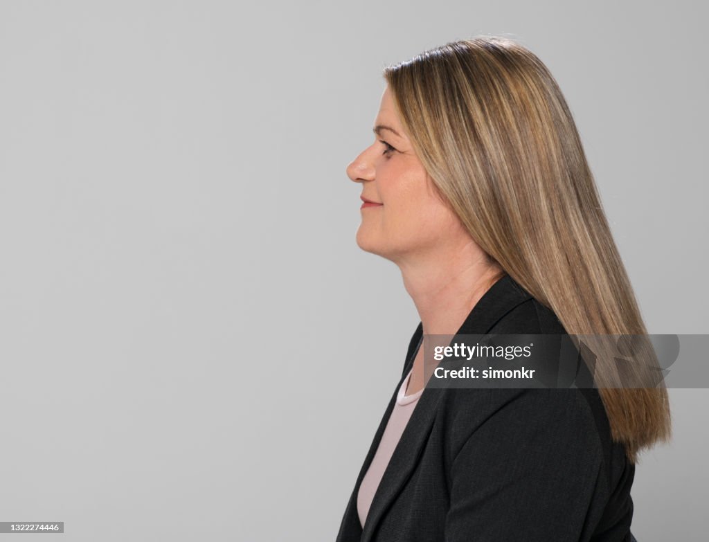 Profil d’une femme d’affaires mature souriante