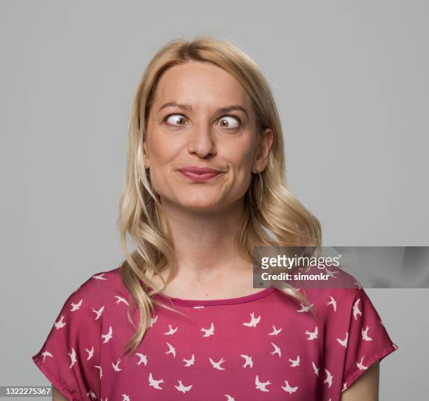 close-up of woman squinting her eyes - scheel kijken stockfoto's en -beelden