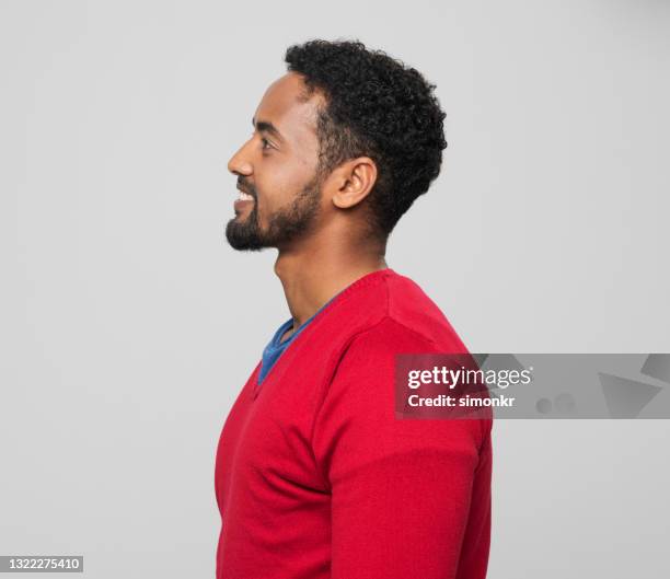 profil des jungen mannes - portrait of man smiling black jumper stock-fotos und bilder