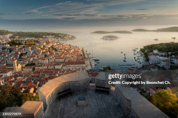 view of the illuminated old town hvar - hvar - fotografias e filmes do acervo