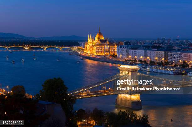 the hungarian parliament and the chains bridge in budapest at sunset. - royal palace budapest stock pictures, royalty-free photos & images