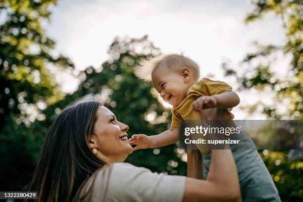 mère jouant avec son bébé - petite enfance photos et images de collection