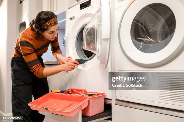 自宅で洗濯機を修理する - repairing ストックフォトと画像