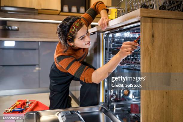 een vaatwasser repareren - dishwasher stockfoto's en -beelden