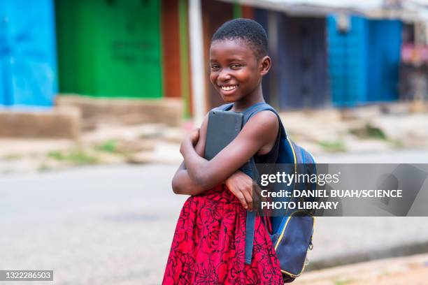 girl with school bag and books - ghana africa - fotografias e filmes do acervo