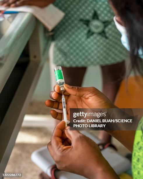 filling syringe from drug phial - ghana africa fotografías e imágenes de stock