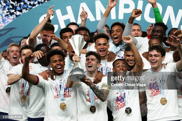 Captain Christian Pulisic and Weston McKennie of United States lifts the trophy after winning the CONCACAF Nations League Championship Final between...