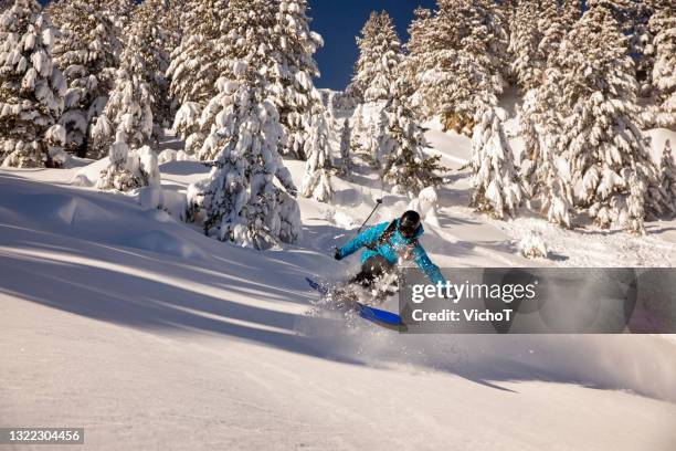 esquiador freeride pulando de neve em pó profundo em belo dia de inverno - bansko - fotografias e filmes do acervo