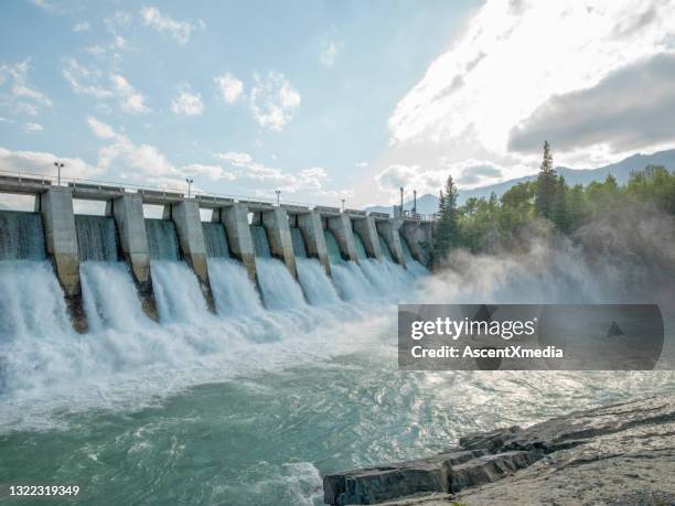 el agua se precipita a través de la presa hidroeléctrica - central eléctrica fotografías e imágenes de stock