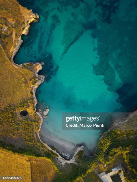 vista aerea della bellissima costa in italia, puglia - salento foto e immagini stock