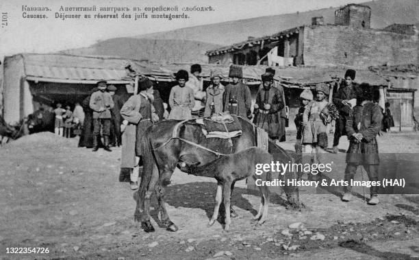 Mountain Jewish people of the Caucasus, Caption reads 'Caucase, Dejeuner au reservat des juifs montagnards'.