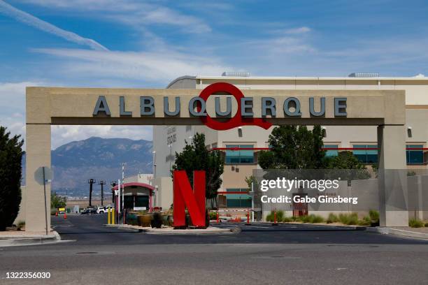 travel destinations - netflix and albuquerque studios - albuquerque stock pictures, royalty-free photos & images