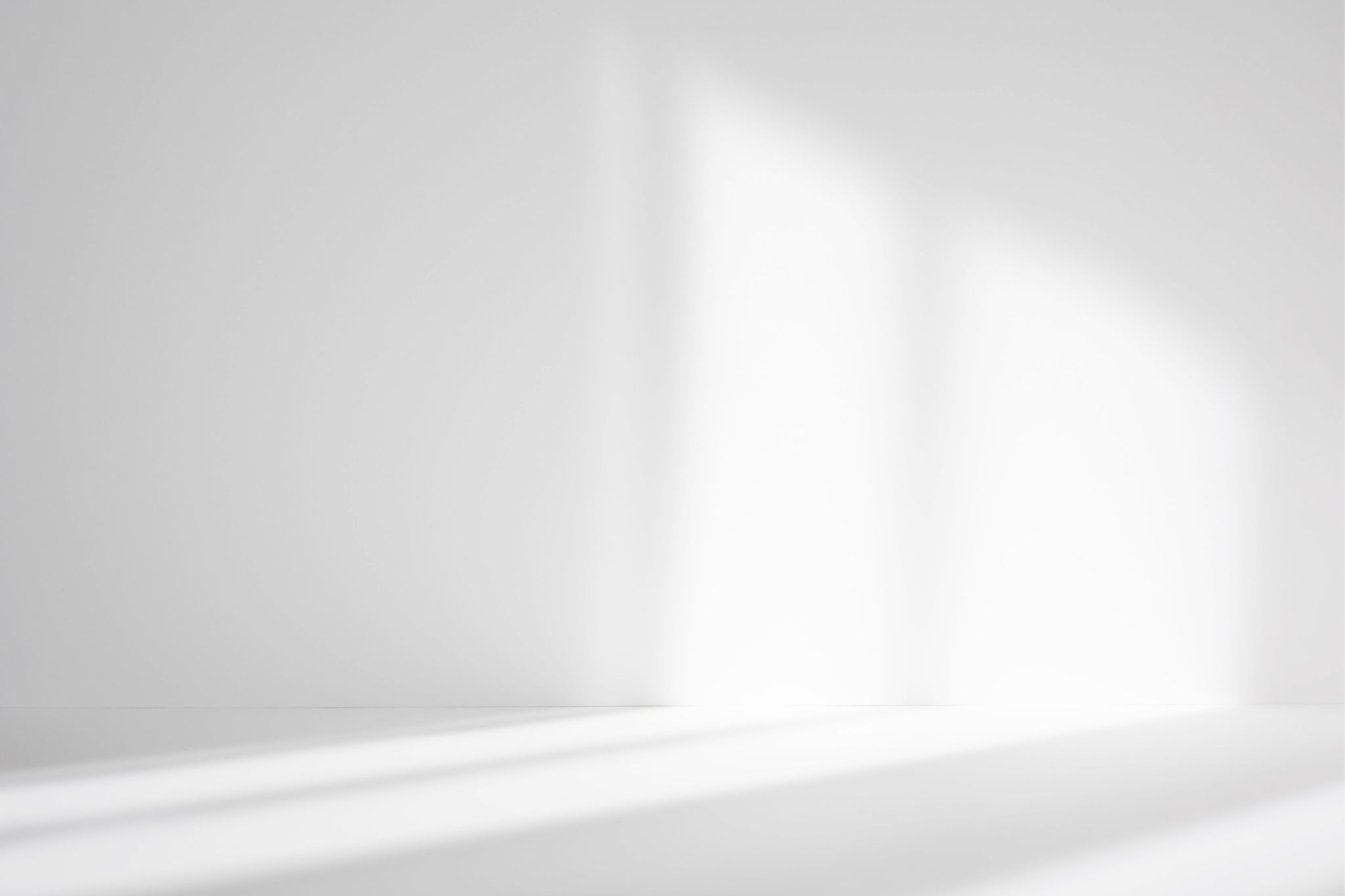 Fundo de estúdio branco abstrato para apresentação do produto. Sala vazia com sombras de janela. Exibir produto com fundo desfocado. Fundo de estúdio branco abstrato para apresentação do produto. Sala vazia com sombras de janela. Exibir produto com fundo desfocado.