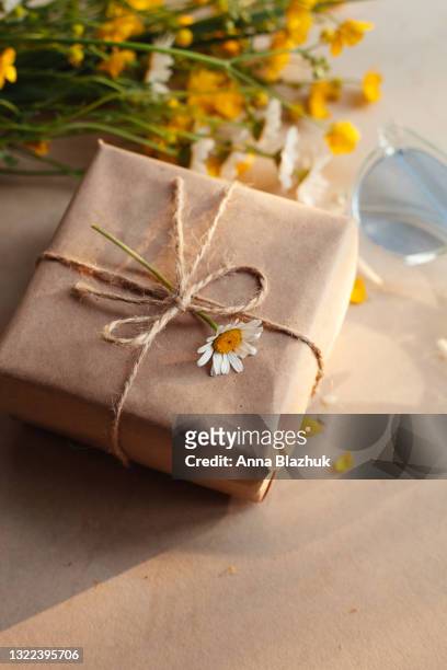wild flowers and craft gift box over brown background. greeting summer card. - birthday gift stock-fotos und bilder