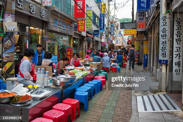 busan gwangbok-dong voedselstraat - busan stockfoto's en -beelden