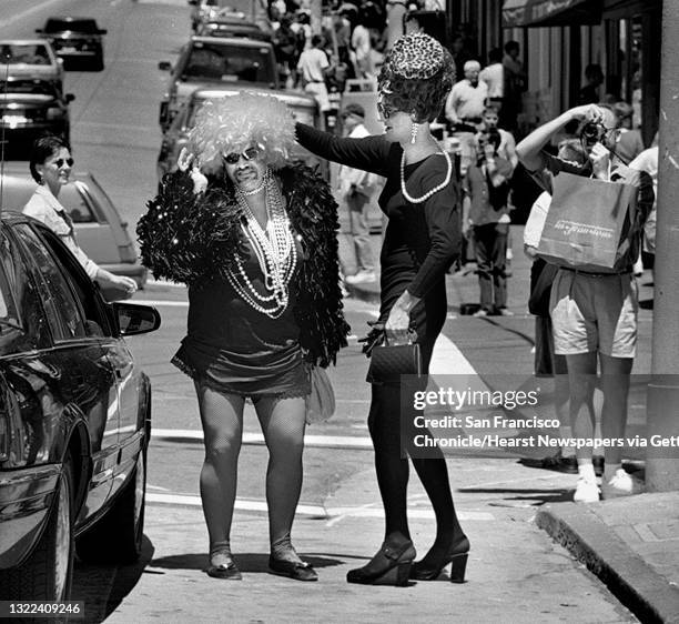 CASTRO 14/C/28APR96/SC/LS FROM LEFT: TOM LINDSAY AS KAY INGLESIDE AND ROBERT MARTIN AS PALOMA PRIETA PRODUCER OF WIGSTOCK, HAVE FUN WHILE HANDING OUT...