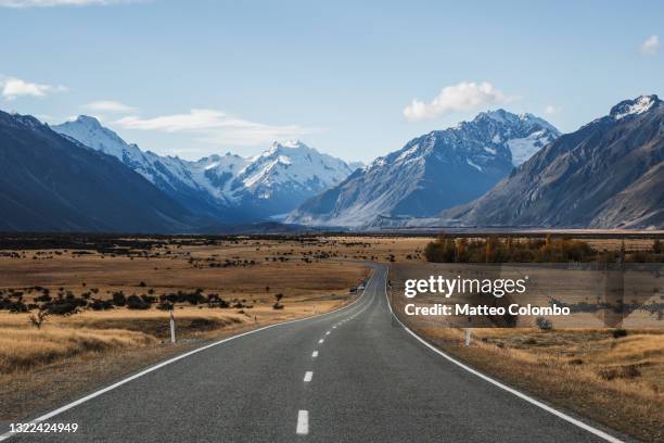 the road to aoraki mt. cook, canterbury, new zealand - summer new zealand fotografías e imágenes de stock