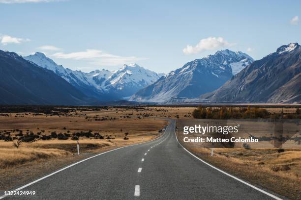 the road to aoraki mt. cook, canterbury, new zealand - ニュージーランド ストックフォトと画像