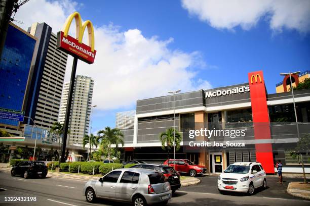 mcdonald's winkel in salvador - big mac hamburger stockfoto's en -beelden