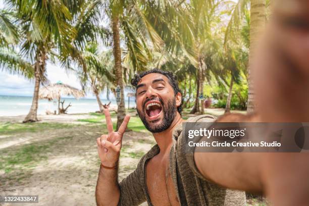 ung man tar selfie - beach selfie bildbanksfoton och bilder