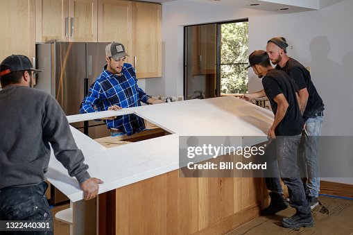 Remodelación de la cocina - hombres que instalan encimeras Remodelación de la cocina - hombres que instalan encimeras