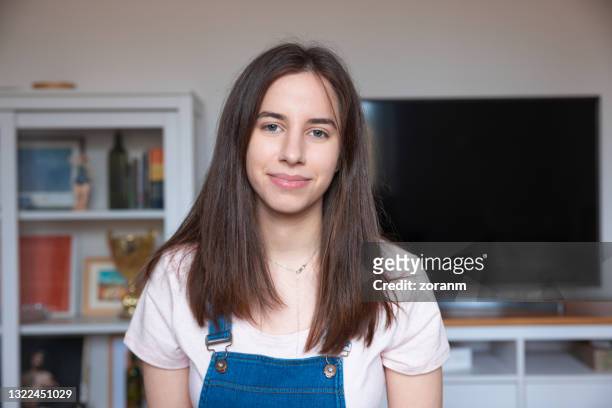 ritratto di bella ragazza adolescente che guarda la macchina fotografica con un sorriso morbido - straight hair foto e immagini stock