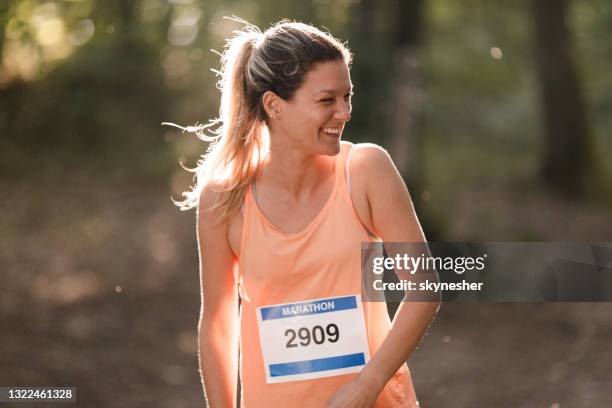 glad kvinnlig maratonlöpare i naturen. - halvmaraton bildbanksfoton och bilder