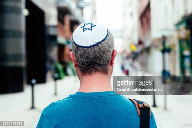 街の通りに頭蓋骨の帽子をかぶったユダヤ人男性 - jewish people ストックフォトと画像