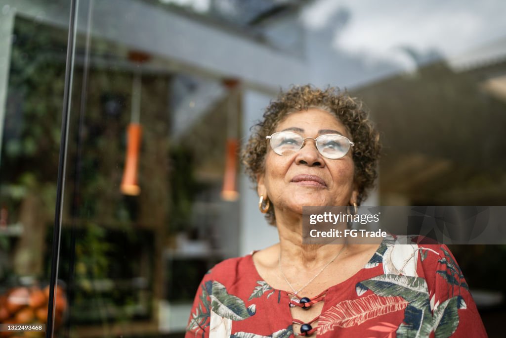 Seniorin denkt zu Hause nach