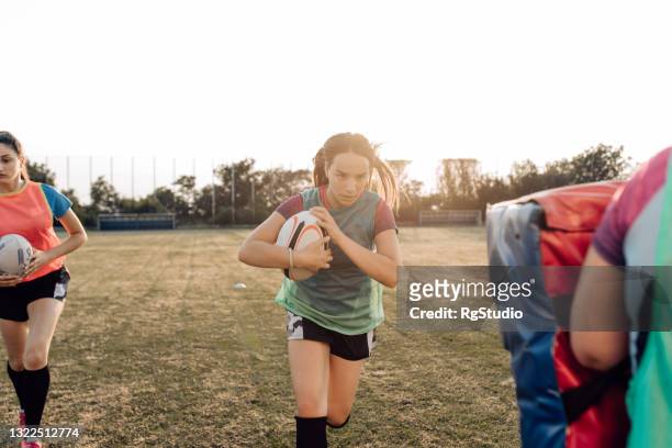 mädchen aus dem universitätsteam trainieren rugby - rugby player stock-fotos und bilder